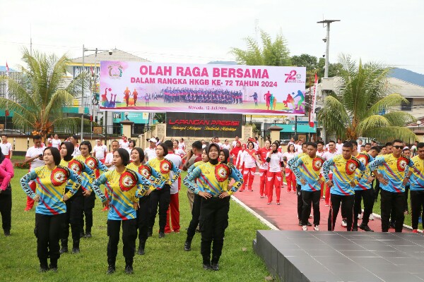 Olahraga bersama digelar Pengurus Daerah Bhayangkari Sulawesi Utaradalam rangka memperingati Hari Kesatuan Gerak Bhayangkari (HKGB) ke-72 tahun 2024.