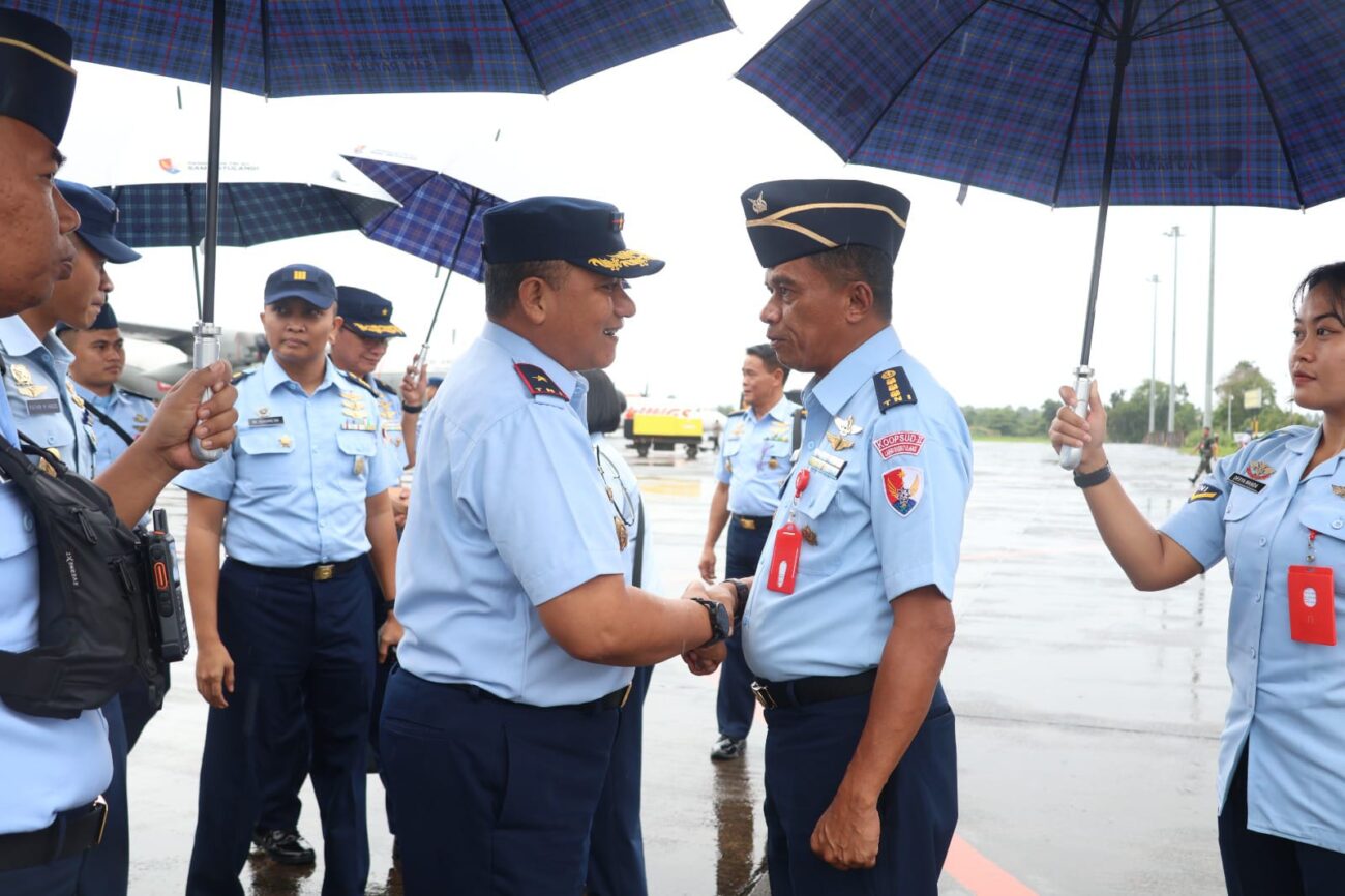 Kadispotdirga Lanud Sam Ratulangi Kolonel Tek Lodewijk Makitulung menyambut kedatangan Dansekkau Marsma TNI Sri Duto Dhanisworo, S.A.P., M.Si., beserta rombongan di VIP Room Pemda Sulawesi Utara, Manado. Selasa (9/7/2024).