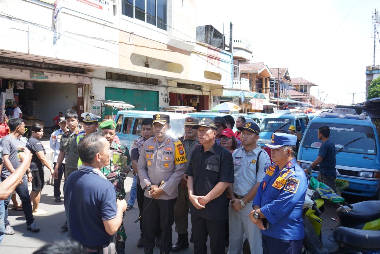 Bupati Minahasa Selatan Franky Donny Wongkar, SH., bersama unsur Forkopimda melakukan peninjauan di Pasar 54 Amurang, Sabtu (13/7/2024).