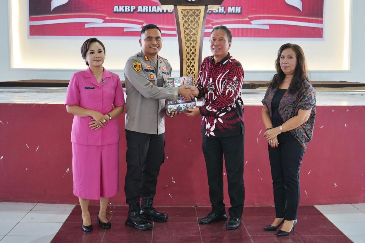 Bupati Minahasa Selatan Franky Donny Wongkar, SH., bersama Ketua TP.PKK  Elsje Rosje Wongkar-Sumual, menghadiri Acara Pisah Sambut Kapolres Minsel dari  AKBP. Feri R. Sitorus, SIK, MH, kepada AKBP. Arianto Salkery, SH, MH, di Aula Waleta Kantor Bupati, Jumat (12/7/2024).