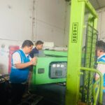 Manager PLN UP3 Manado Mulke Tumanken (kiri) melakukan pemeriksaan mesin pembangkit listrik yang terganggu pada PLTD Bunaken (04/07)