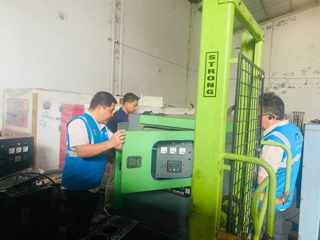 Manager PLN UP3 Manado Mulke Tumanken (kiri) melakukan pemeriksaan mesin pembangkit listrik yang terganggu pada PLTD Bunaken (04/07)