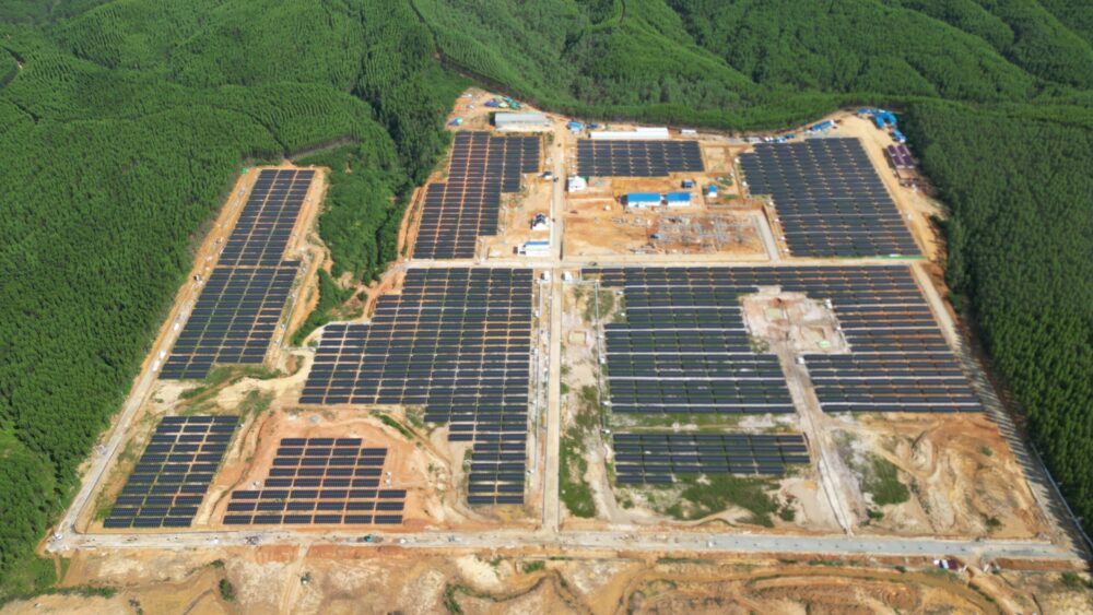 Foto aerial PLTS IKN di Kalimantan Timur. Sejak Februari 2023, PLTS ini telah mengalirkan listrik untuk kawasan IKN dengan kapasitas 10 megawatt. Jumlah tersebut akan bertambah hingga mencapai 50 megawatt pada akhir tahun 2024.