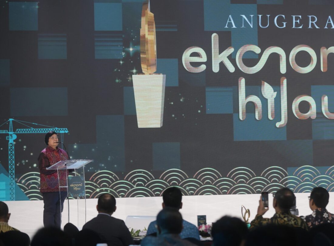 Menteri Lingkungan Hidup dan Kehutanan (LHK) Siti Nurbaya Bakar saat menyampaikan sambutan dalam acara Anugerah Ekonomi Hijau pada Selasa (30/7), di Jakarta. Dirinya juga mendapatkan penganugerahan sebagai Tokoh Pendorong Emisi Nol Bersih.