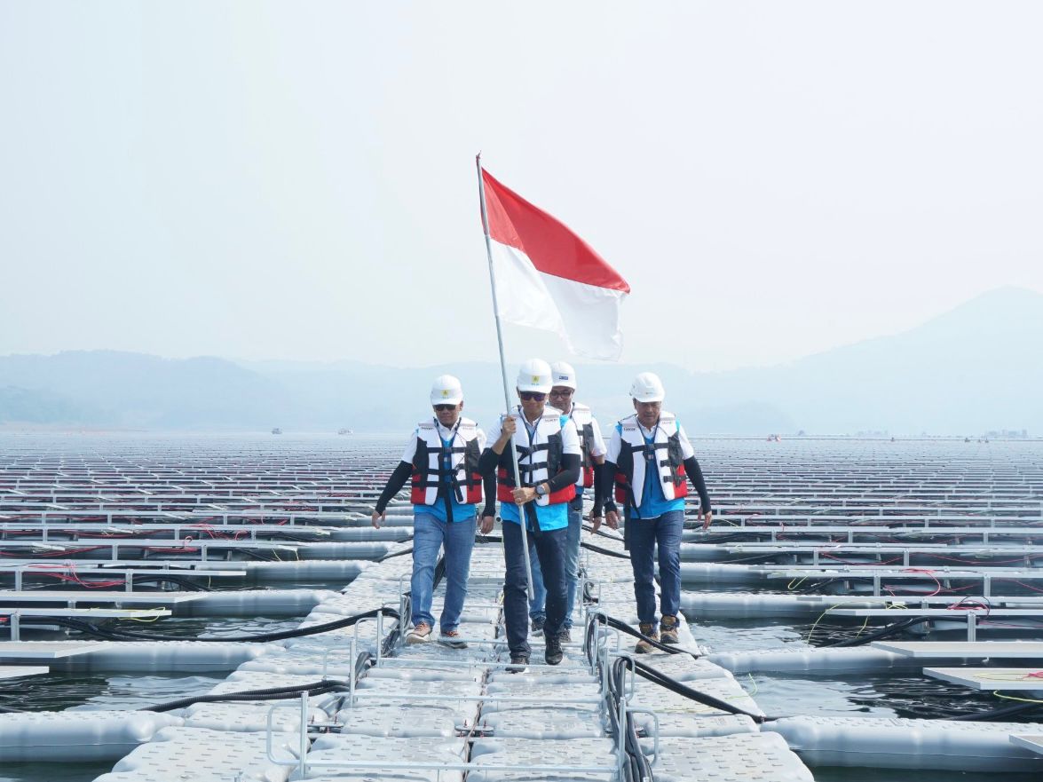 Darmawan Prasodjo Direktur Utama PLN Darmawan Prasodjo (kedua dari kiri) didampingi Direktur Manajemen Pembangkitan PLN Adi Lumakso (kiri), Direktur Utama PLN Nusantara Power Ruly Firmansyah (kanan), dan Managing Director Masdar Asia Pacific, Sujit S. Parhar (kedua dari kanan) berjalan diantara panel surya untuk memasang bendera merah putih saat meninjau pembangkit listrik tenaga surya (PLTS) terapung Cirata di Purwakarta, Jawa Barat. Kehadiran PLTS ini menjadi bukti bahwa PLN mampu menjadikan transisi energi menjadi sebuah kekuatan untuk meningkatkan ketahanan energi nasional.