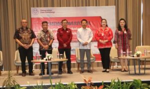 Rektor Unsrat, Prof. Sompie (Ke 2 dari kiri) (Foto : Dok Unsrat)