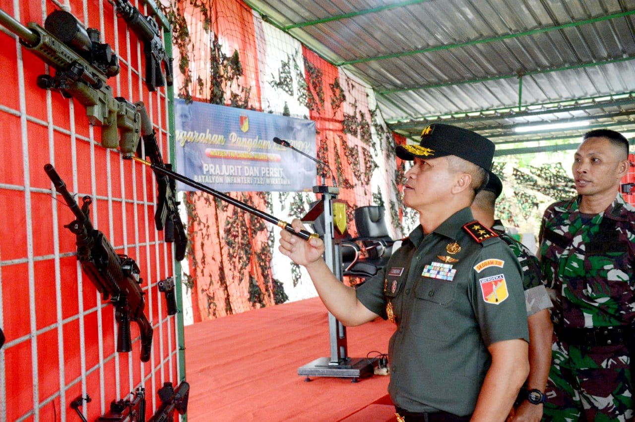 Pangdam XIII/Merdeka Mayjen TNI Candra Wijaya, melaksanakan Kunjungan Kerja ke Batalyon Infanteri 712/Wiratama dalam rangka pengecekan Prajurit dan Pangkalan, bertempat di Jl. Loreng, Kel. Bailang, Kec. Bunaken, Kota Manado, Sulawesi Utara. Kamis (11/7/2024).