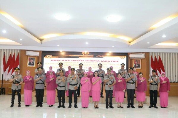 Kapolda Sulawesi Utara Irjen Pol Yudhiawan memimpin upacara serah terima jabatan Dirkerur Samapta dan 5 Kapolres, di aula Tribrata Polda Sulut, Kamis (11/7/2024).