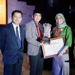 Pemberian penghargaan kategori Grup Pembayar Pajak Terbesar oleh Direktorat Jenderal Pajak (DJP) Kementerian Keuangan kepada PLN yang dilakukan oleh Direktur Jenderal Pajak Kementerian Keuangan, Suryo Utomo (tengah) didampingi Kepala Kantor Wilayah DJP Wajib Pajak Besar, Yunirwansyah (kiri) kepada Direktur Keuangan PLN, Sinthya Roesly (kanan).