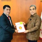 Mayjen TNI (Pur) Yulius Selvanus menerima Surat Keputusan (SK) yang diserahkan oleh Sekretaris Jenderal DPP Partai Gerindra, Ahmad Muzani.