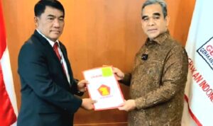 Mayjen TNI (Pur) Yulius Selvanus menerima Surat Keputusan (SK) yang diserahkan oleh Sekretaris Jenderal DPP Partai Gerindra, Ahmad Muzani.