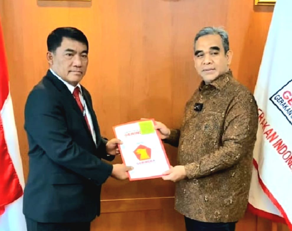 Mayjen TNI (Pur) Yulius Selvanus menerima Surat Keputusan (SK) yang diserahkan oleh Sekretaris Jenderal DPP Partai Gerindra, Ahmad Muzani.