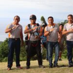 Kejuaraan Paralayang Ketua Ketua Federasi Aero Sport Indonesia (FASI) Sulut Cup 2024 resmi dibuka, Danlanud Sam Ratulangi Marsma TNI Ramot C.P. Sinaga, S.E., M.Han., mendampingi Kapolda Sulawesi Utara Irjen Pol Yudhiawan, S.H., S.I.K., M.H., M.Si., terbang tandem dari lokasi take off paralayang di Gunung Tumpa, Manado. Sulawesi Utara. Rabu (17/7/2024).