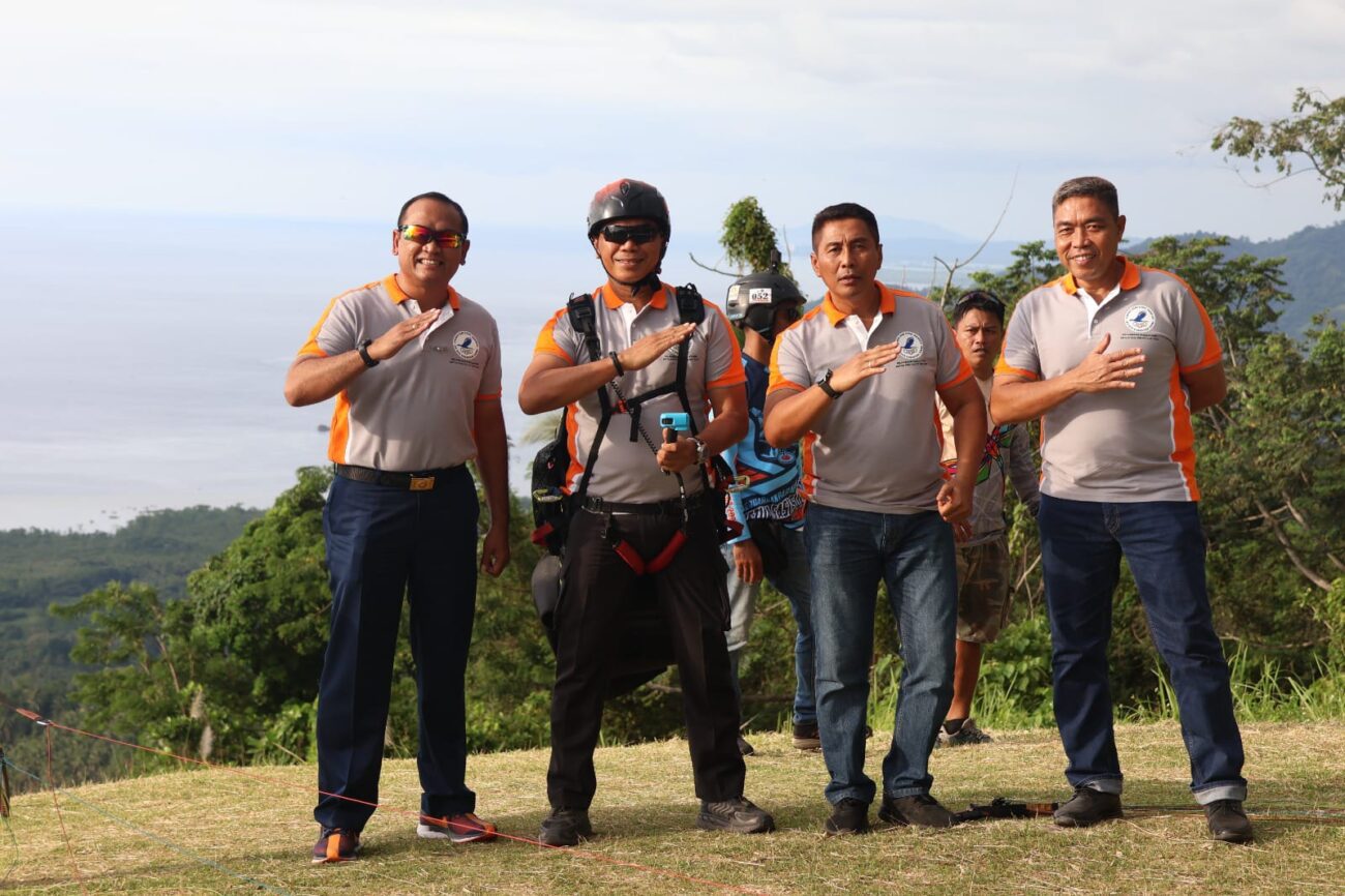 Kejuaraan Paralayang Ketua Ketua Federasi Aero Sport Indonesia (FASI) Sulut Cup 2024 resmi dibuka, Danlanud Sam Ratulangi Marsma TNI Ramot C.P. Sinaga, S.E., M.Han., mendampingi Kapolda Sulawesi Utara Irjen Pol Yudhiawan, S.H., S.I.K., M.H., M.Si., terbang tandem dari lokasi take off paralayang di Gunung Tumpa, Manado. Sulawesi Utara. Rabu (17/7/2024).