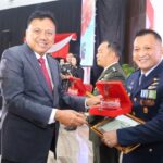 Hari Bhayangkara Ke-78,Kadispers Lanud Sam Ratulangi Letkol Adm Rudy Longdong menerima penghargaan Juara II Lomba Menembak Kapolda Cup 2024 di Aula Mapalus Kantor Gubernur Sulawesi Utara, Manado, Senin (1/7/2024).