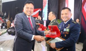Hari Bhayangkara Ke-78,Kadispers Lanud Sam Ratulangi Letkol Adm Rudy Longdong menerima penghargaan Juara II Lomba Menembak Kapolda Cup 2024 di Aula Mapalus Kantor Gubernur Sulawesi Utara, Manado, Senin (1/7/2024).