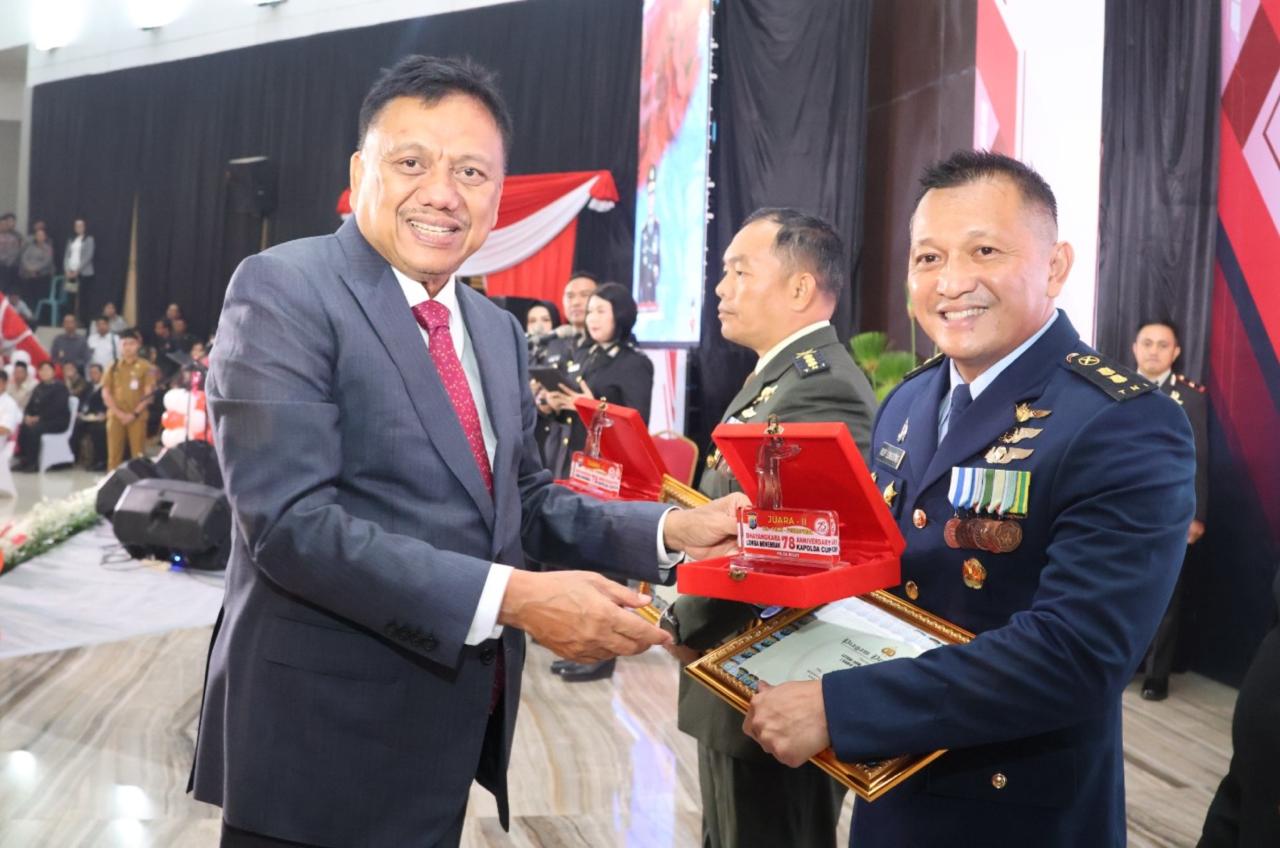 Hari Bhayangkara Ke-78,Kadispers Lanud Sam Ratulangi Letkol Adm Rudy Longdong menerima penghargaan Juara II Lomba Menembak Kapolda Cup 2024 di Aula Mapalus Kantor Gubernur Sulawesi Utara, Manado, Senin (1/7/2024).