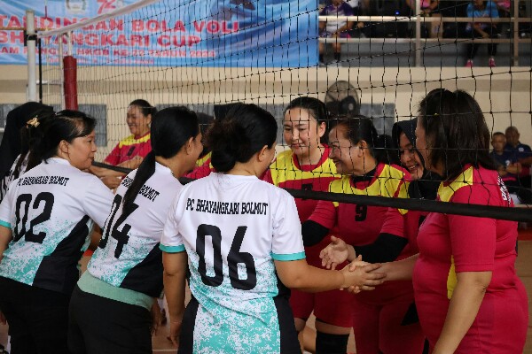 Polda Sulut Pengurus Daerah Bhayangkari Sulawesi Utara menggelar pertandingan bola voli Bhayangkari Cup, dalam rangka Hari Kesatuan Gerak Bhayangkari (HKGB) ke-72.