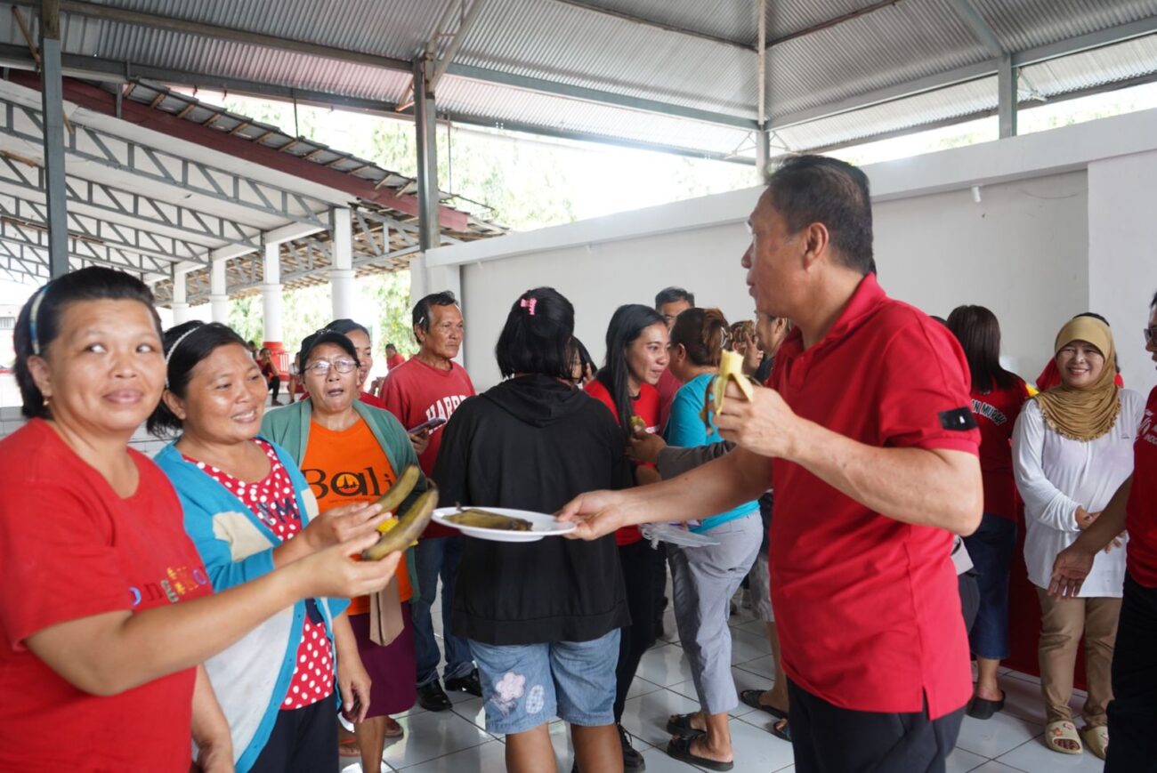 Bupati Minahasa Selatan Franky Donny Wongkar, SH., menghadiri kegiatan gerakan pangan murah Dana Insentif Fiskal Dalam rangka Stabilisasi harga dan pasokan pangan dirangkaikan dengan Launching “Gerakan Gemar Makang Makanan Pendamping Beras”, bertempat di Aula Waleta Kantor Bupati, Jumat (2/8/2024)