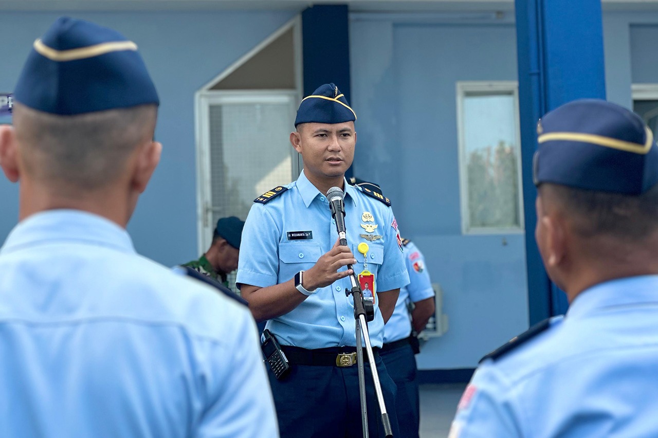 Kapten Kes dr. Widiananta, Sp.P Tingkatkan pengetahuan mengenai kesehatan, Kepala RSAU dr. Charles P.J. Suoth Lanud Sam Ratulangi Kapten Kes dr. Widiananta, Sp.P., mensosialisasikan Bantuan Hidup Dasar (BHD) kepada seluruh personel di Lapangan Apel Lanud Sam Ratulangi, Manado, Sulawesi Utara. Rabu (21/8/2024).