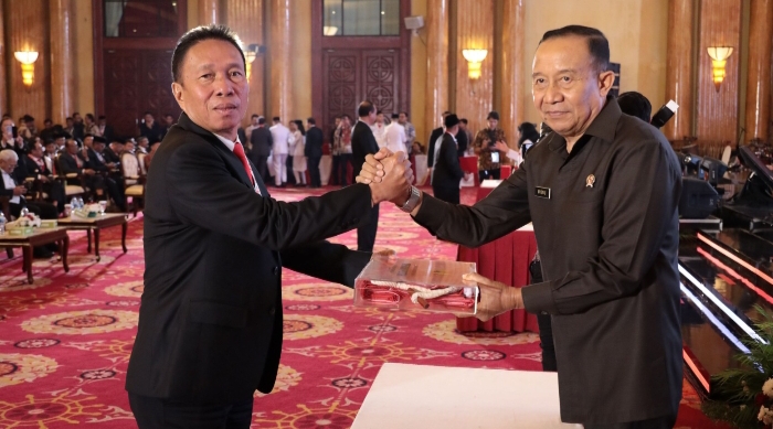 Badan Pembinaan Ideologi Pancasila Republik Indonesia, (BPIP RI) menyerahkan Duplikat Bendara Pusaka kepada Bupati Minahasa Selatan Franky Donny Wongkar, SH., di Balai Samudera, Kelapa Gading, Jakarta, Rabu (7/8/2024).