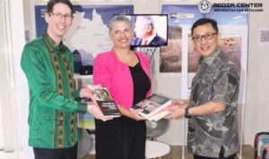 Dubes Australia dan Konsul General Todd Dias disambut oleh Rektor Unsrat, Prof. Oktovian Sompie ((Foto : Dok Unsrat)