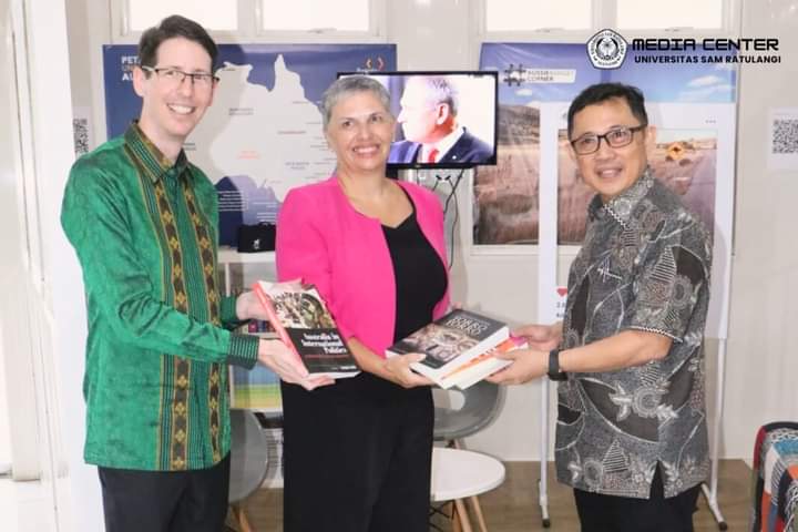Dubes Australia dan Konsul General Todd Dias disambut oleh Rektor Unsrat, Prof. Oktovian Sompie ((Foto : Dok Unsrat)