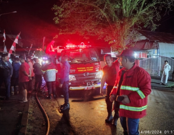 2 unit rumah warga di Kelurahan Buyungon dilahap Si jago merah, Rabu  (14/8) dini hari.