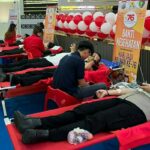 Polwan Polda Sulawesi Utara (Sulut) bekerja sama dengan Bidang Dokkes dan PMI Manado menggelar aksi kemanusiaan donor darah, yang dilaksanakan di aula Catur Prasetya Polda Sulut, Senin (19/8/2024).