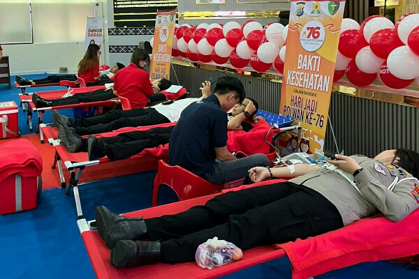 Polwan Polda Sulawesi Utara (Sulut) bekerja sama dengan Bidang Dokkes dan PMI Manado menggelar aksi kemanusiaan donor darah, yang dilaksanakan di aula Catur Prasetya Polda Sulut, Senin (19/8/2024).