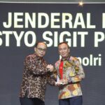 Kapolri Jenderal Polisi Drs. Listyo Sigit Prabowo menerima penghargaan Extraordinary Dedication of Patriotism.