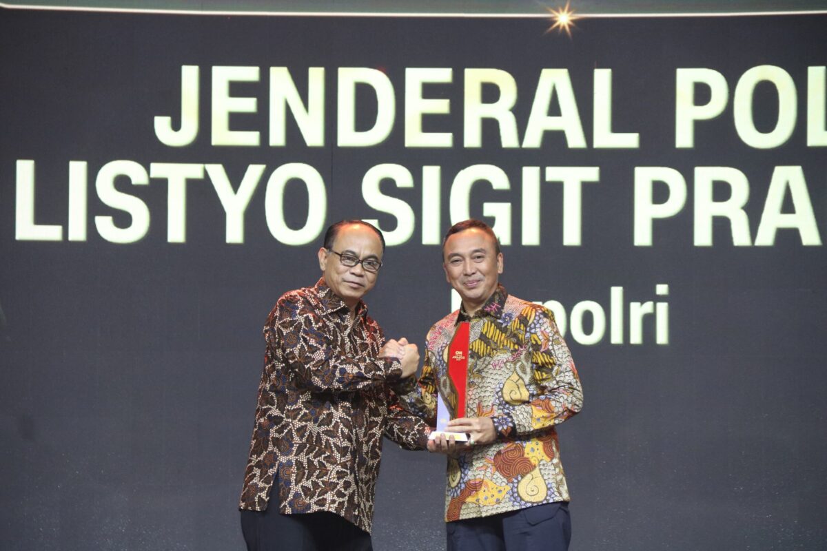 Kapolri Jenderal Polisi Drs. Listyo Sigit Prabowo menerima penghargaan Extraordinary Dedication of Patriotism.