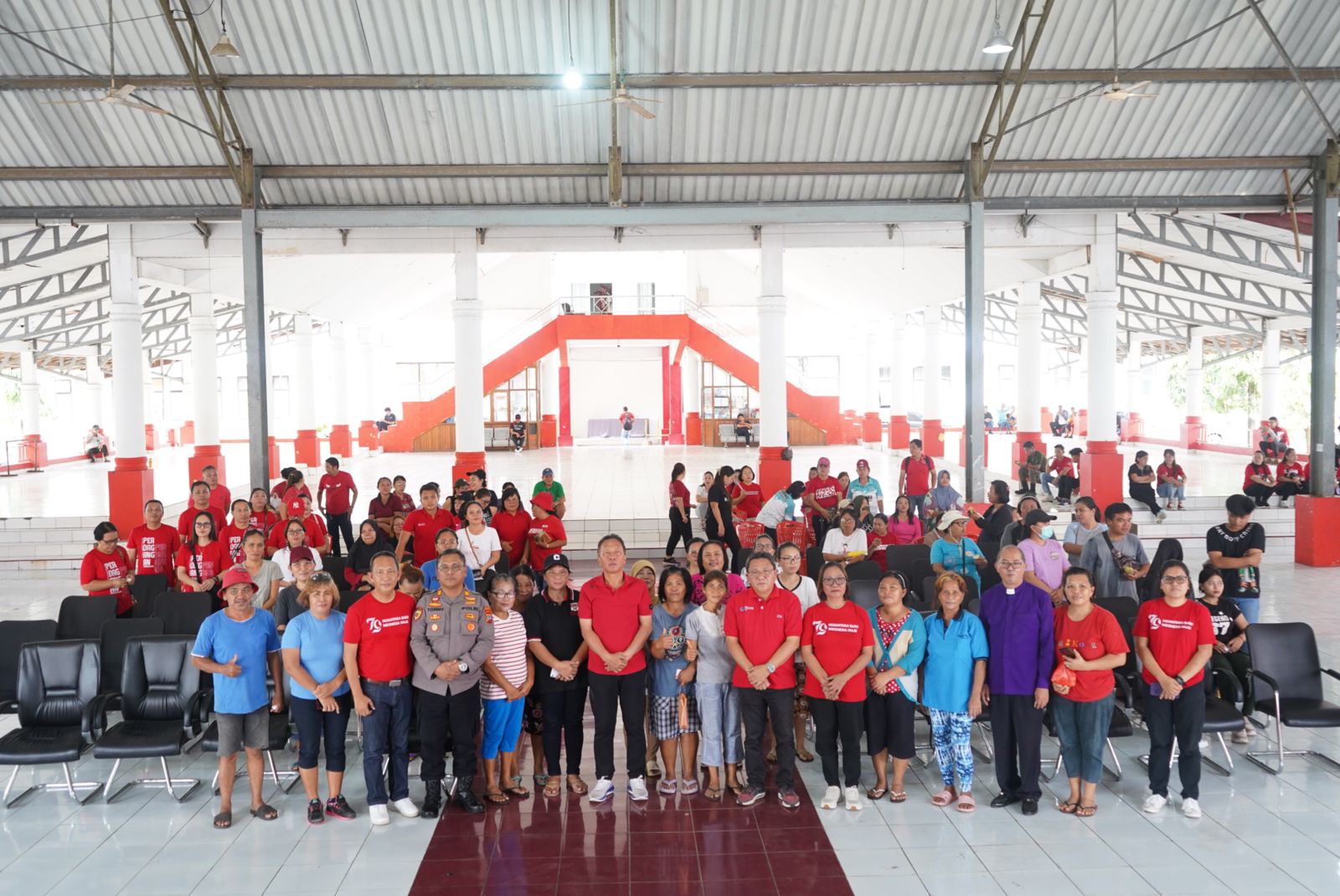 Bupati Minahasa Selatan Franky Donny Wongkar, SH., menghadiri kegiatan gerakan pangan murah Dana Insentif Fiskal Dalam rangka Stabilisasi harga dan pasokan pangan dirangkaikan dengan Launching “Gerakan Gemar Makang Makanan Pendamping Beras”, bertempat di Aula Waleta Kantor Bupati, Jumat (2/8/2024)