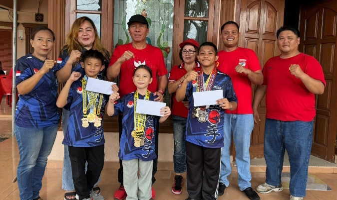 Komite Olahraga Nasional Indonesia (KONI) Minahasa Selatan memberikan apresiasi kepada 3 atlet yang mengikuti Kejuaran National Championship Karate Piala Kapolri 2024 Di Pakansari Bogor Pada Tanggal 26 s/d 28 Juli 2024.