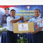 Pangkoopsud II Marsda TNI Dr. Budhi Achmadi, M.Sc., didampingi Danlanud Sam Ratulangi Marsma TNI Ramot C.P. Sinaga, S.E., M,Han., saat memberikan pengarahan kepada seluruh prajurit dan PNS Lanud Sam Ratulangi di Balai Prajurit Lanud Sam Ratulangi, Manado, Sulawesi Utara. Senin (5/8/2024).