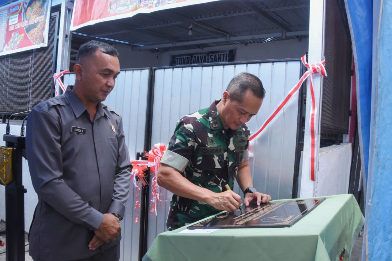 Pangdam XIII/Merdeka, Mayjen TNI Candra Wijaya, hari ini meresmikan kantor baru Pusat Koperasi (Puskop) Kartika Merdeka bertempat di Jl. Bethesda No. 78 Sario, Kota Manado, Sulut. Kamis (29/8/2024).