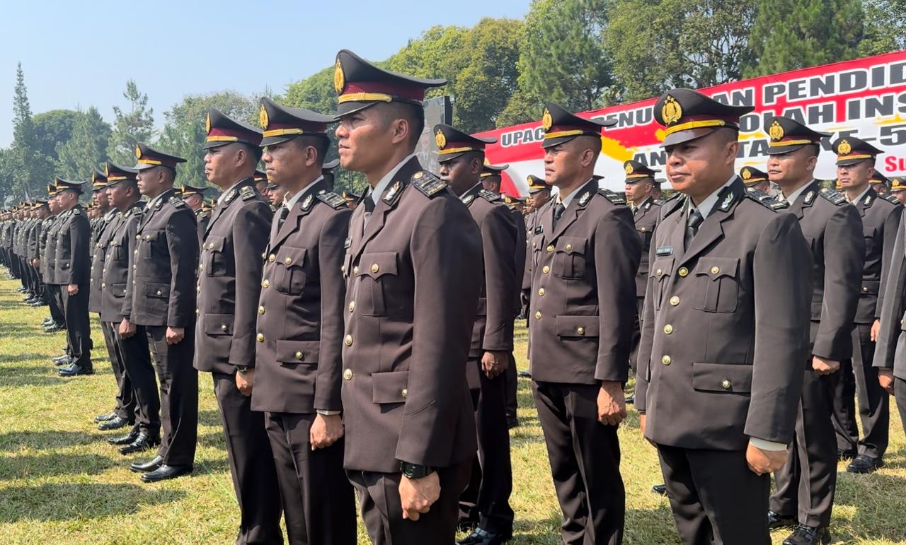 Lantik, Wakapolri Komjen Pol Agus Andrianto didampingi Kalemdiklat Polri, Komjen Pol Purwadi Arianto, Asisten Kapolri Bidang Sumber Daya Manusia, Irjen Pol Dedi Prasetyo, Kapolda Jawa Barat Irjen Pol. Akhmad Wiyagus dan sejumlah Pejabat Utama Mabes Polri.