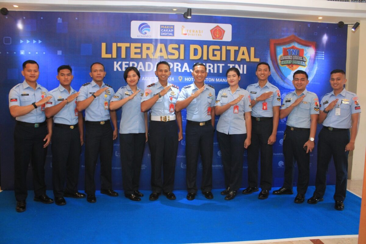 personel Lanud Sam Ratulangi mengikuti Literasi Digital sektor pemerintahan kepada prajurit TNI wilayah Kota Manado di Hotel Aston, Sulawesi Utara, Rabu (7/8/2024).