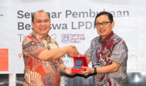 Rektor Unsrat Prof. Oktovian Sompie (kanan) Seminar Pembukaan Beasiswa LPDP 2024 (Foto : Dok. Unsrat)