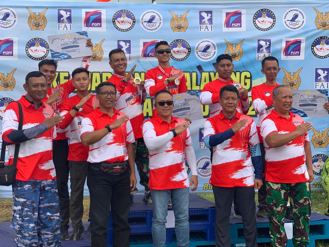 Danlanudsrii Personel Lanud Sam Ratulangi berhasil meraih Juara 2 Kejuaraan Paralayang TNI Angkatan Udara 2024 kategori ketepatan mendarat tandem yang diselenggarakan Pusat Potensi Kedirgantaraan TNI Angkatan Udara (Puspotdirgaau) di Bukit Santiong, Subang, Jawa Barat. Sabtu (10/8/2024).
