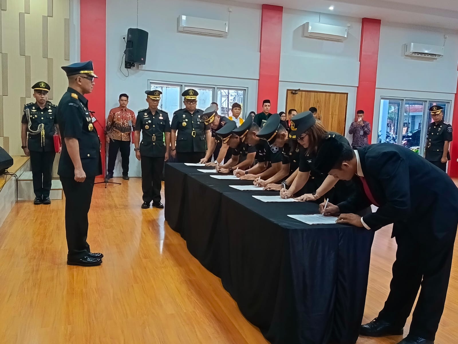  Kepala Kantor Wilayah Kementerian Hukum dan HAM Sulawesi Utara Ronald Lumbuun melantik dan mengambil Sumpah/Janji Pejabat Manajerial di Jajaran Kantor Wilayah Kementerian Hukum dan HAM Sulawesi Utara serta Pejabat Penyidik Pegawai Negeri Sipil 