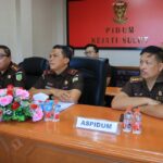 Wakil Kepala Kejaksaan Tinggi Sulawesi Utara Dr. Transiswara Adhi, S.H., M.Hum., Asisten Bidang Tindak Pidana Umum Jeffry Maukar, S.H., M.H., Kepala Kejaksaan Negeri Bolaang Mongondow Utara Oktafian Syah Effendi, S.H., M.H., dan Koordinator Paris Manalu, S.H., M.H. Serta para Kasi Bidang Tindak Pidana Umum Kejaksaan Tinggi Sulawesi Utara melaksanakan 2 (dua) ekspose perkara Restorative Justice (RJ) yang berasal dari Kejaksaan Negeri Minahasa dan Kejaksaan Negeri Bolaang Mongondow Utara secara virtual yang dipimpin oleh Direktur Oharda pada Jaksa Agung Muda Tindak Pidana Umum Nanang Ibrahim Soleh, S.H., M.H. di Ruang Meeting Bidang Pidana Umum Kejaksaan Tinggi Sulawesi Utara, Selasa ( 20/8/2024).