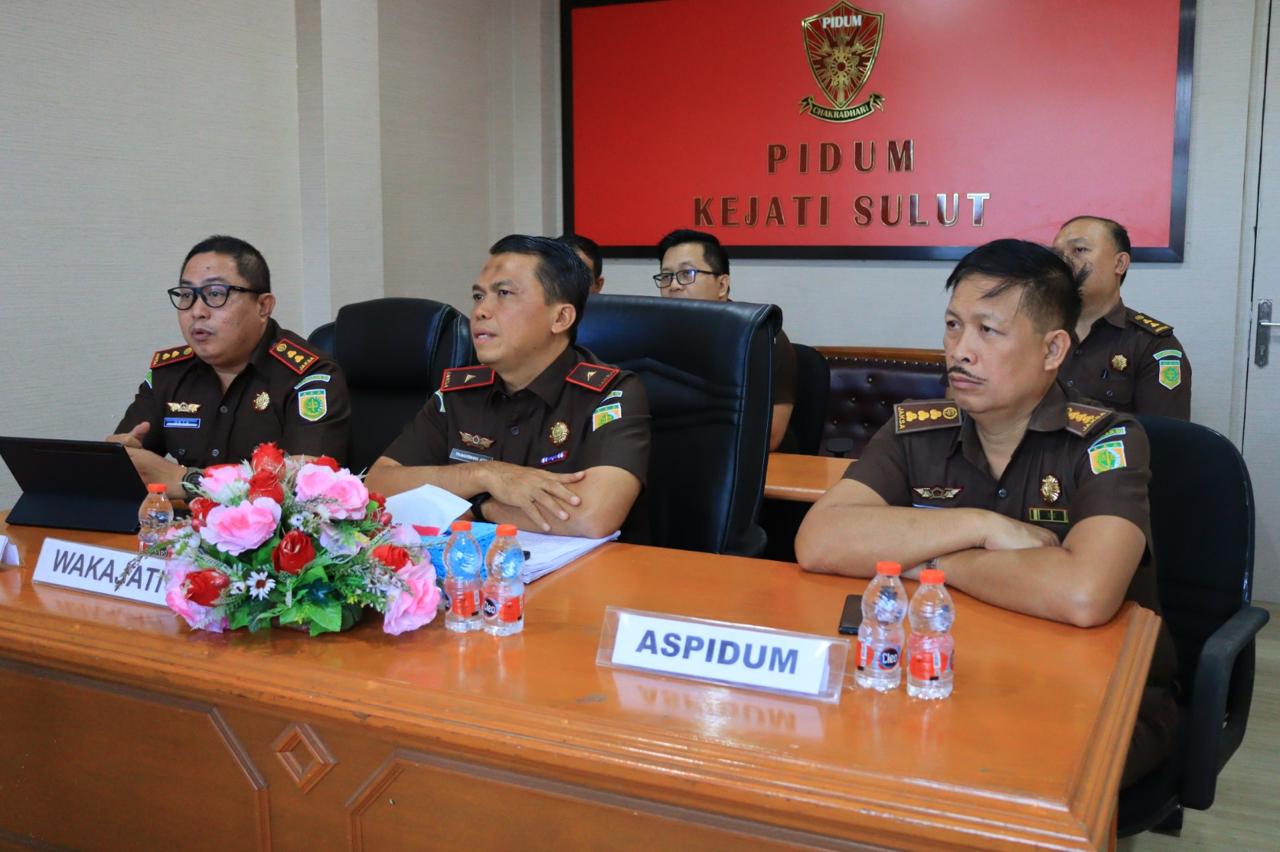 Wakil Kepala Kejaksaan Tinggi Sulawesi Utara Dr. Transiswara Adhi, S.H., M.Hum., Asisten Bidang Tindak Pidana Umum Jeffry Maukar, S.H., M.H., Kepala Kejaksaan Negeri Bolaang Mongondow Utara Oktafian Syah Effendi, S.H., M.H., dan Koordinator Paris Manalu, S.H., M.H. Serta para Kasi Bidang Tindak Pidana Umum Kejaksaan Tinggi Sulawesi Utara melaksanakan 2 (dua) ekspose perkara Restorative Justice (RJ) yang berasal dari Kejaksaan Negeri Minahasa dan Kejaksaan Negeri Bolaang Mongondow Utara secara virtual yang dipimpin oleh Direktur Oharda pada Jaksa Agung Muda Tindak Pidana Umum Nanang Ibrahim Soleh, S.H., M.H. di Ruang Meeting Bidang Pidana Umum Kejaksaan Tinggi Sulawesi Utara, Selasa ( 20/8/2024).