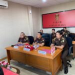 Kajati Dr. Transiswara Adhi, S.H., M.Hum., dan Asisten Bidang Tindak Pidana Umum Jeffry Maukar, S.H., M.H., serta para Kasi Bidang Tindak Pidana melaksanakan ekspose perkara Restorative Justice (RJ) yang berasal dari Kejari Manado secara virtual yang dipimpin oleh Direktur Oharda pada Jaksa Agung Muda Tindak Pidana Umum Nanang Ibrahim Soleh, S.H., M.H, diruang Meeting Bidang Pidana Umum,  Selasa (6/8/2024).