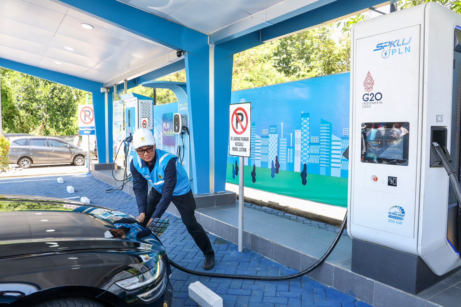 Direktur Utama PLN, Darmawan Prasodjo melakukan pengecekan SPKLU ultra fast charging di rest area km 626B Saradan, Kabupaten Madiun, Jawa Timur. Tersedianya SPKLU di setiap rest area tol Trans Sumatera dan Jawa membuat pengguna kendaraan listrik tidak khawatir dalam melakukan perjalanan jauh.