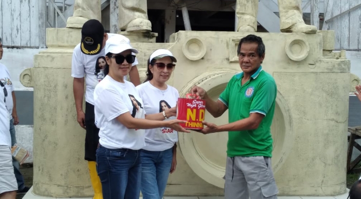 Aksi Spontan Susi Sigar Gelar Baksos di Tugu Pers Mendur