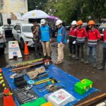 Petugas pelayanan teknik PLN UP3 Manado saat menggelar kesiapan peralatan untuk mendukung pekerjaan saat masa siaga peringatan Hari Ulang Tahun Kemerdekaan Republik Indonesia (HUT RI) ke-79 di depan General Manager PLN UID Suluttenggo, Atmoko Basuki (ketiga dari kiri).