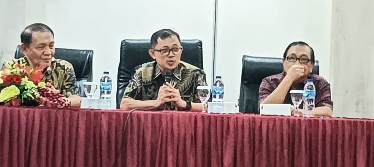 Rektor Universitas Sam Ratulangi (Unsrat) Manado, Prof. Dr. Ir. Oktovian Berty Alexander Sompie, MEng, IPU ASEAN Eng, mengajak para jurnalis untuk turut membangun universitas lewat karya jurnalistiknya.