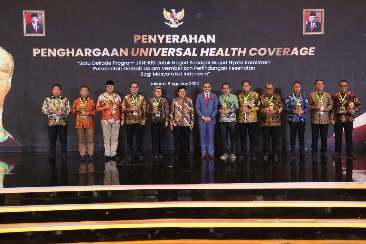Bupati Minahasa Selatan Franky Donny Wongkar, SH menerima penghargaan Universal Health Coverage (UHC) 2024 bertempat di Krakatau Grand Ballroom, TMII, Jakarta, Kamis (8/8/2024).