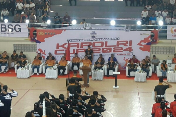 Kapolda Sulawesi Utara Irjen Pol Yudhiawan membuka pertandingan bola voli dalam rangka Kapolri Cup zona 6 di Gedung KONI, Sario Manado, Rabu (21/8/2024).